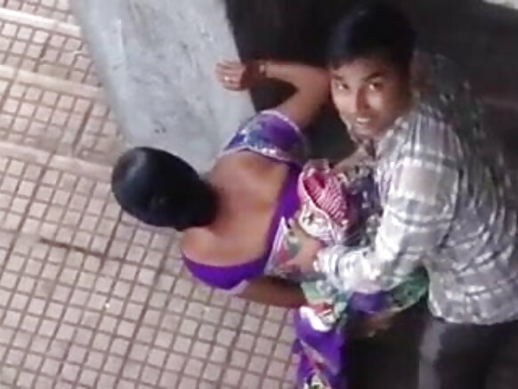 ఓపెన్ బ్లూ సెక్స్ చేతులు పట్టుకొని