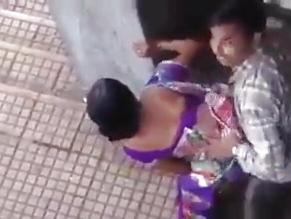పబ్లిక్‌గా పట్టుబడిన భారతీయ జంట పబ్లిక్‌గా చిక్కుకున్న తమ ప్రేమికుడికి సెక్సీ మూవీని పంపారు