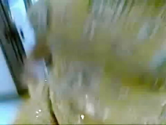 కేరళ ఆంటీ తన బాయ్‌ఫ్రెండ్‌తో సెక్సీ ఫుల్ మూవీని చూపుతున్న హిందీ వీడియో