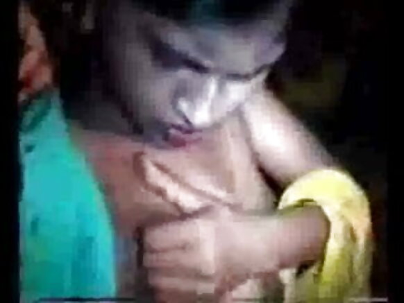 నార్త్ ఇండియన్ ఆంటీ బస్టీ ఆంటీ తన టిట్‌లను ఇంగ్లీష్ నైబర్ ఫోటో సెక్సీకి చూపిస్తుంది