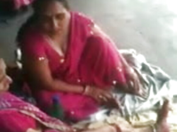 MILF ఇండియా రైలు స్టేషన్లో బస్టీ 2 (o) (o) భోజ్పురి MILF