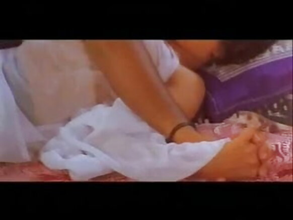 సెక్సీ సినిమా ఇస్తున్న భారతీయ అమ్మాయి