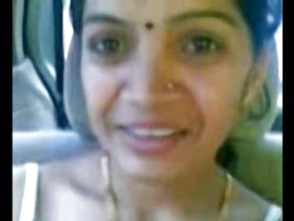 ఇంటెలిన్ మెచ్యూర్ ఇండియా ఇంగ్లీష్ వీడియో సినిమా ఆంటీ మెచ్యూర్ బూబ్స్ కారులో వక్షోజాలను చూపిస్తుంది