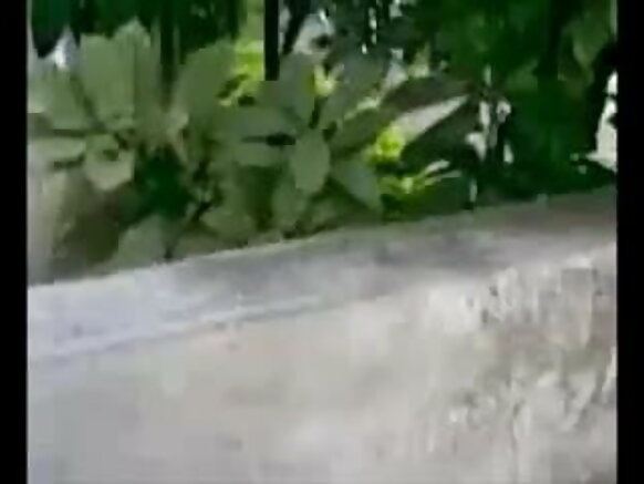 జీన్స్‌లో ఉన్న దేశీ భారతీయ అమ్మాయి, కుర్చీపై ఫకింగ్ హిందీ సెక్సీ చిత్రం