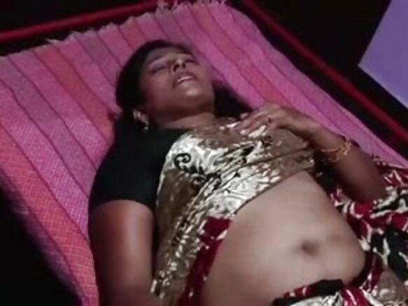 S.ఇండియన్ బస్తీ మల్లు ఆంటీ తన డ్రైవర్ సెక్సీ మూవీ హిందీ ఫిల్మ్ నుండి మసాజ్ పొందింది
