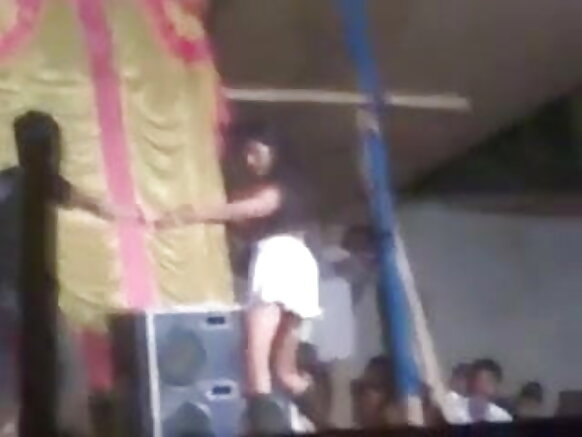 భారతీయ అమ్మాయి బహిరంగంగా నగ్నంగా కనిపించిన సెక్సీ డ్యాన్స్ సెక్సీ వీడియోను పబ్లిక్‌గా చూపుతుంది