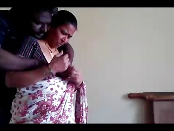 వృద్ధ మహిళ సెక్సీగా ఉన్న యువ ఆంగ్ల చిత్రం ద్వారా ఇబ్బంది పడింది
