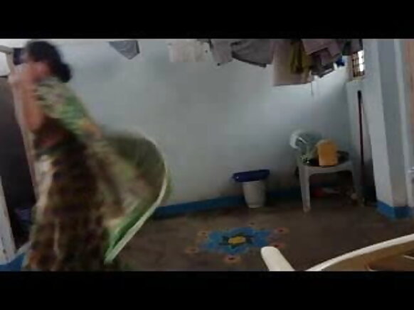 ఆంటీ ఇండియా ఇండియన్ ఇంగ్లీష్లో సెక్సీ వీడియో మూవీని ధరించి పట్టుబడింది